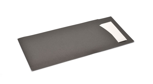 Pochette couverts noir/serviette blanche 600p